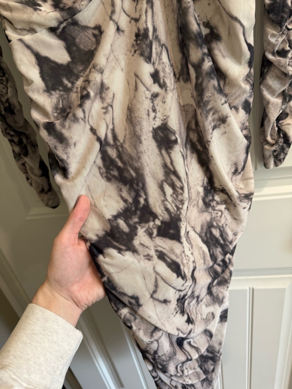 Walter Baker Black & White Marble-Print Ruched Long-Sleeve Midi Dress - Picture 5 of 7